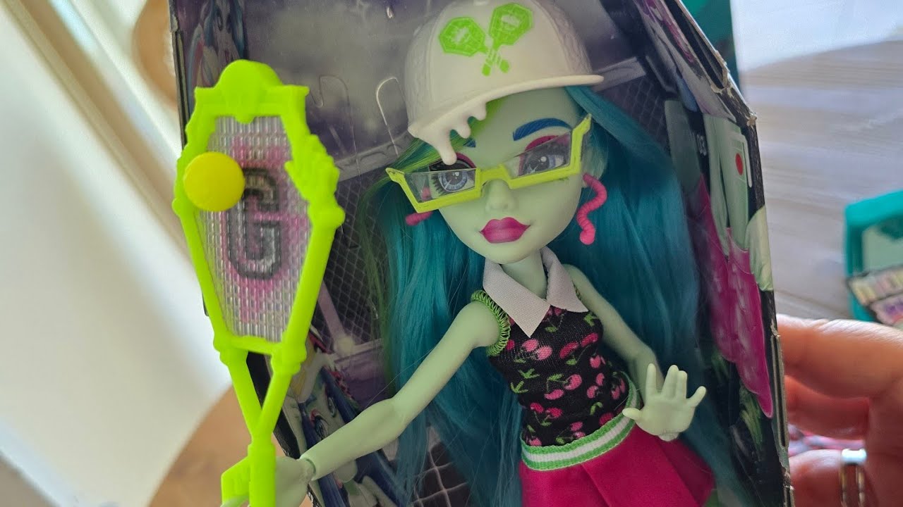 Monster High Buried Secrets Wave 4 Courtside Fang Out Doll Ghoulia Yelps