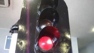 三位式三現示色灯式信号機 鉄道博物館にて - YouTube