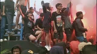 merinding!!!! yel yel suporter saat memberikan semangat penuh untuk SEMEN PADANG FC