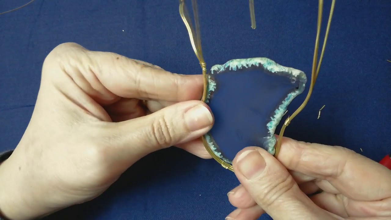 عمل اطار من سلك النحاس لشريحه عقيق غير مستويه بابسط طريقة ممكنه مع مني ثروت مصممة الحلي والاكسسوارا