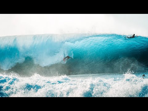 surfing-giant-waves-in-hawaii-(pipeline)
