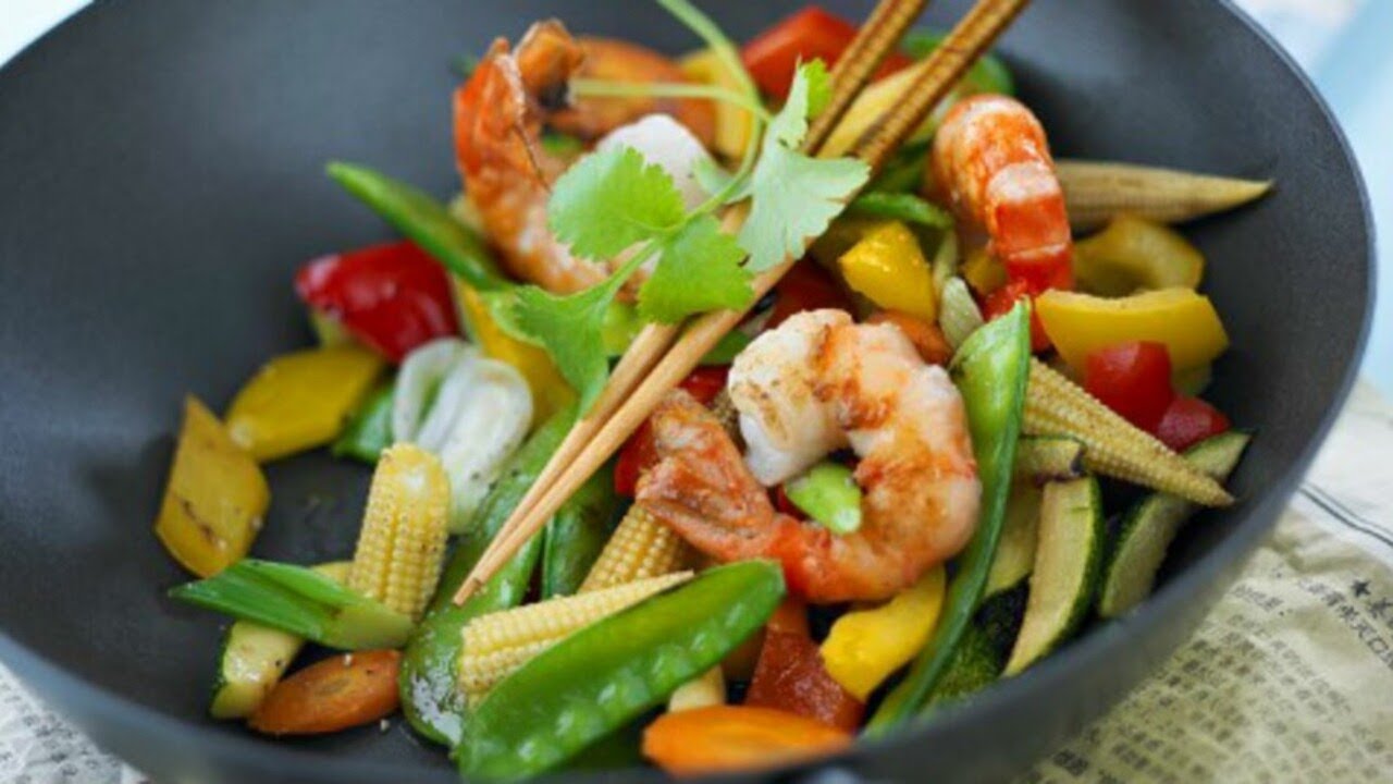 Riz thaï aux petits légumes et crevettes sautées - Recette Ptitchef