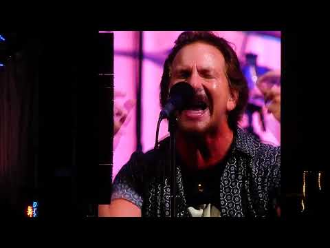 EDDIE VEDDER and MIKE CAMPBELL :  "The Waiting"  ( Tom Petty ) - OHANA MUSIC FESTIVAL (Oct 1, 2022)