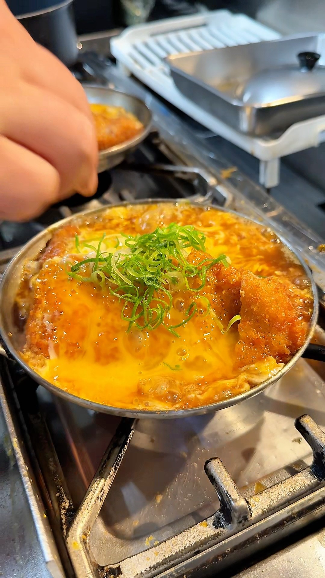 An 800-gram katsudon bowl that won't close its lid! A 46-year-old