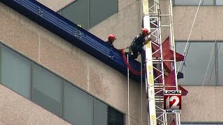 Scaffolding breaks loose from U.S. Bank building downtown