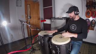 CÓMO TOCAR COMPASES DE AMALGAMA EN CONGAS (also available in English)
Jorge Perez, español nacido en Boston, U.S.A, graduado en Berklee College of Music, ha impartido masterclasses en USA, Panama, Peru, Costa Rica, Inglaterra, Alemania, Mexico, China, Italia, España y Cuba y ha tocado con Patax por todo el mundo. En 2019 Jorge publica su método de cajon Global Cajon (www.globalcajon.com)
Jorge es endorser de Carbono Instruments, Meinl, Mapex, Remo y Wincent.
Recorded by Matheus Maciel.
www.globalcajon.com
www.patax.es CÓMO TOCAR COMPASES DE AMALGAMA EN CONGAS (also available in English)