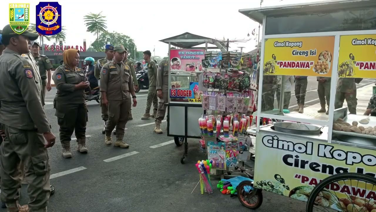 Satpol PP Kabupaten Kebumen  melakukan penertiban terhadap PKL yang tidak mematuhi regulasi