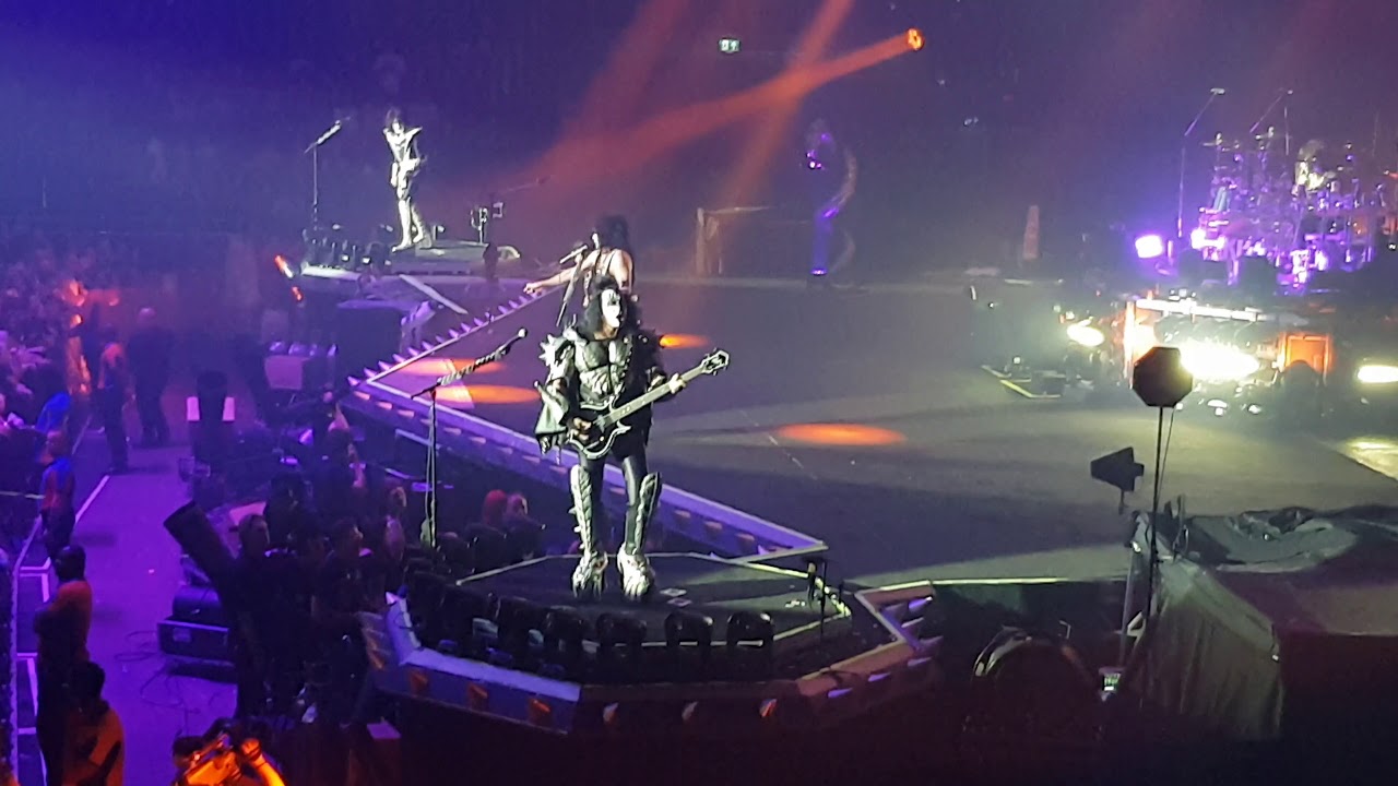 Greek kiss. Say goodbye песня. Kiss say. группа кисс 2023. песня say goodbye kiss kiss.