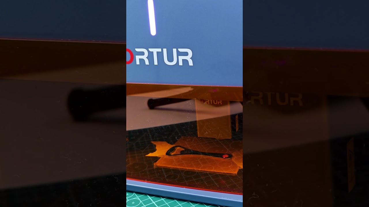 Abridor de botellas metálico grabado con láser Ortur R1