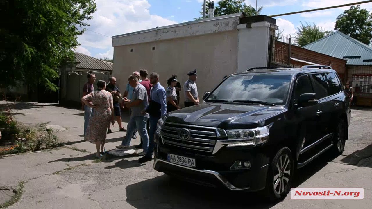 Машину обкидали яйцами Машину обкидали яйцами