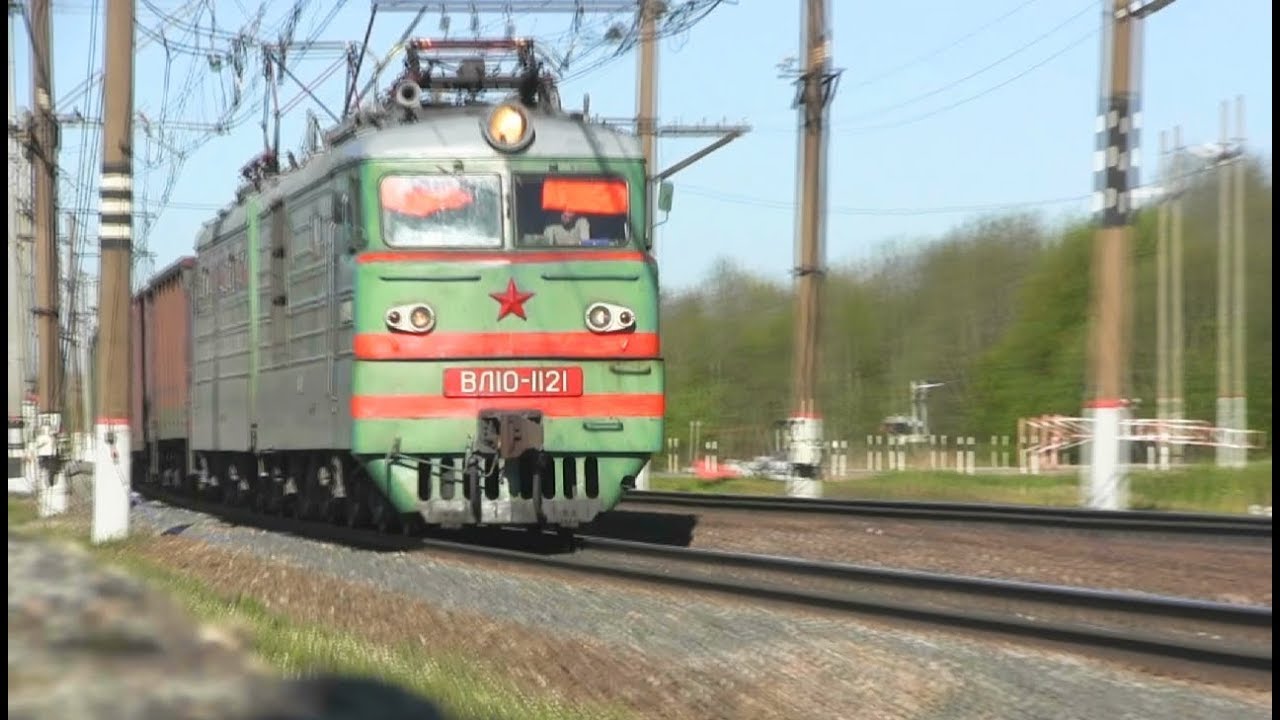 Электровоз ВЛ10-1121 с грузовым поездом