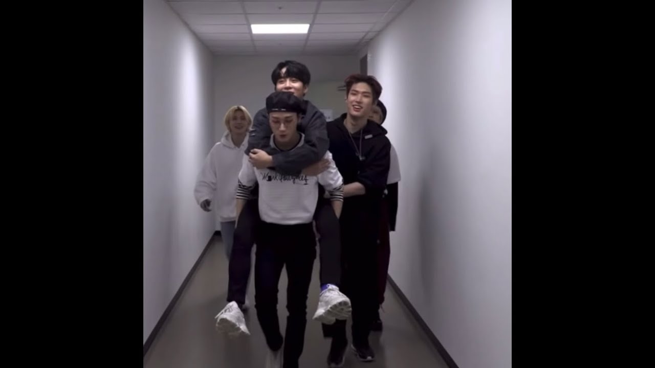 다리 다친 막둥이 업고 대기실 가는 형아들