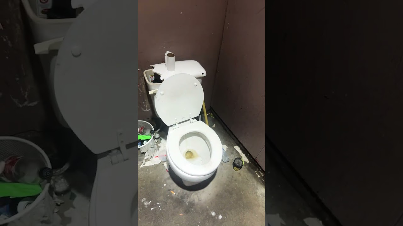 Dirtiest bathroom ever🚽 