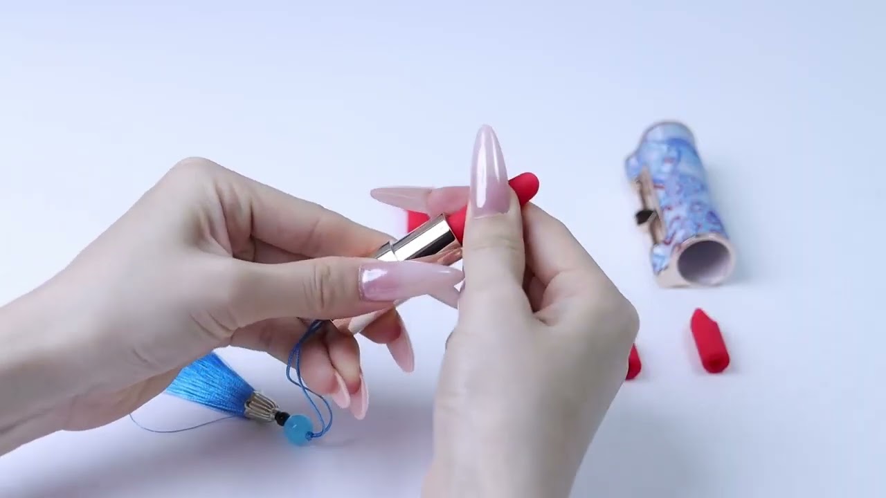 Stop buying obvious toys — this lipstick vibrator (4 replaceable heads) hides in your makeup bag