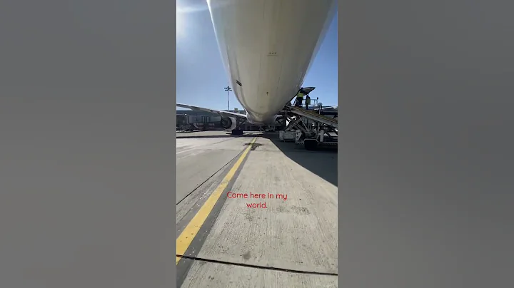 Walking around. #emirates #youtube #youtuber #flight #travel #dubai #shorts #short #aviation #sky