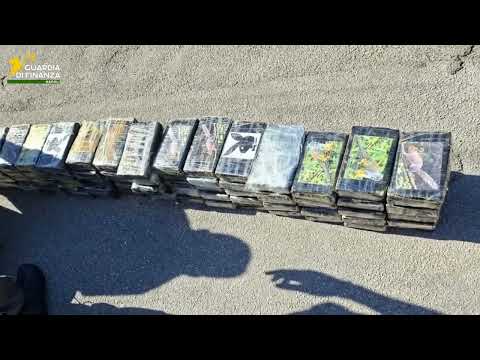 Video Napoli, sequestrati 113 kg di cocaina in un'autocisterna sulla SS 162
