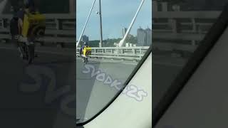 🍕Во Владивостоке на Золотом мосту заметили необычного доставщика
