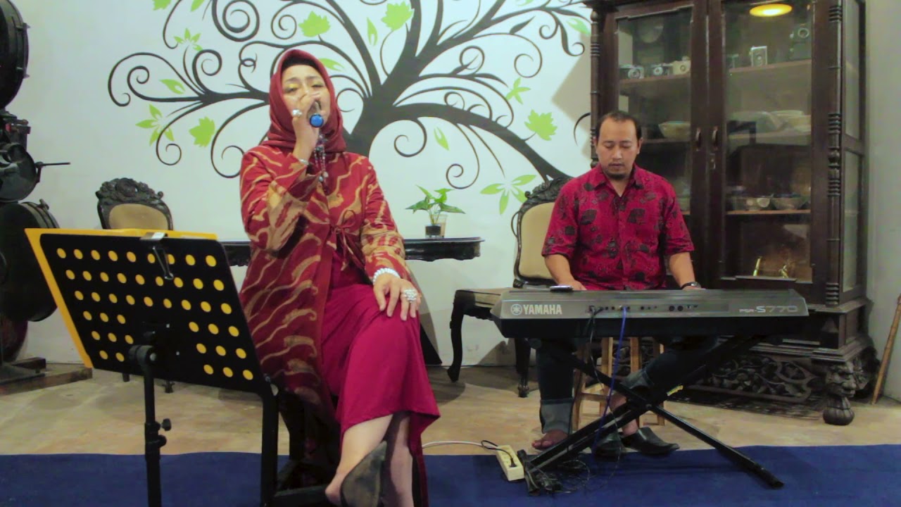 setulus hatiku semurni cintamu ...by Arie KOESMIRAN live ..@ aljava cafe resto .. 👍👍👍