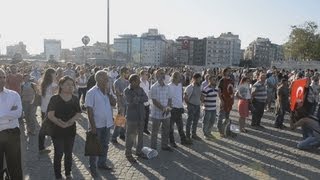 「沈黙の抗議」広場占拠 トルコ、千人が集結 Standing protest in Istanbul