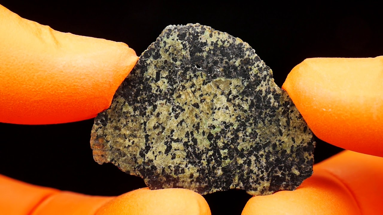 Марсианский метеорит. Шерготтит. Марсианский метеорит. Авгит базальт марсианский метеорит. Марсианские базальт метеорит.