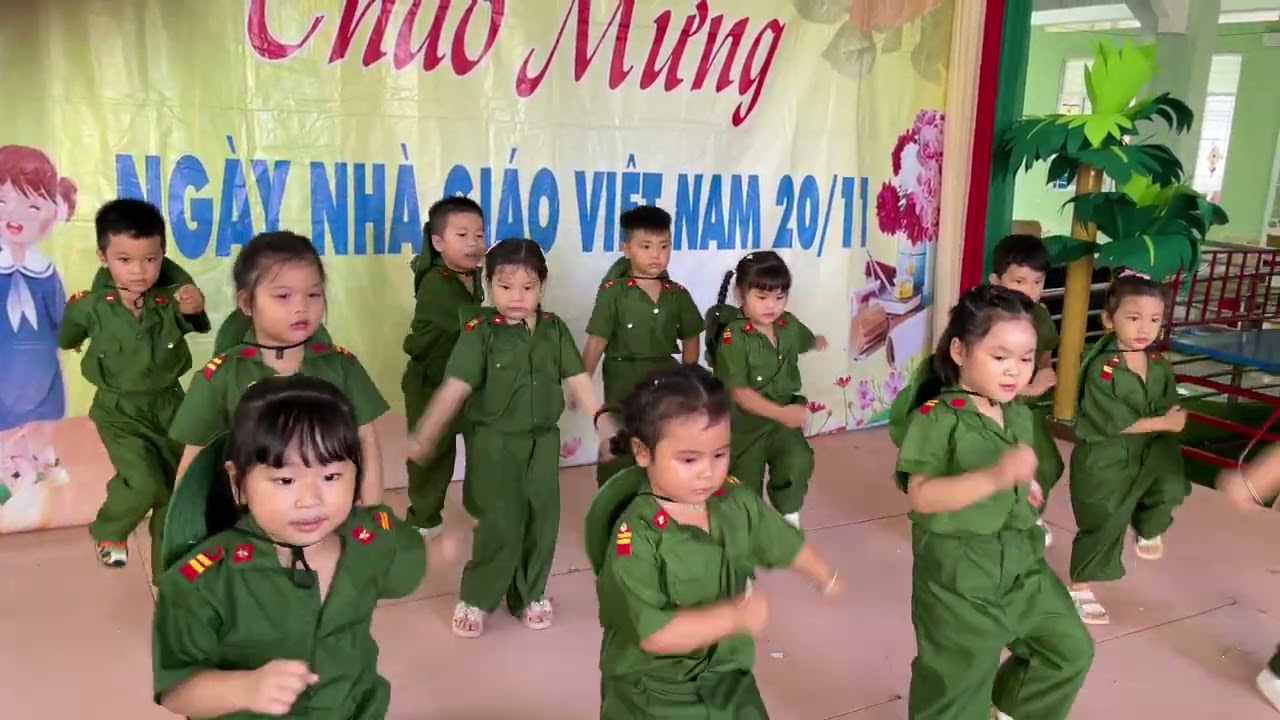 Bác Đang Cùng Chúng Cháu Hành Quân