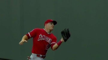 LAA@KC: Trout runs down Cain