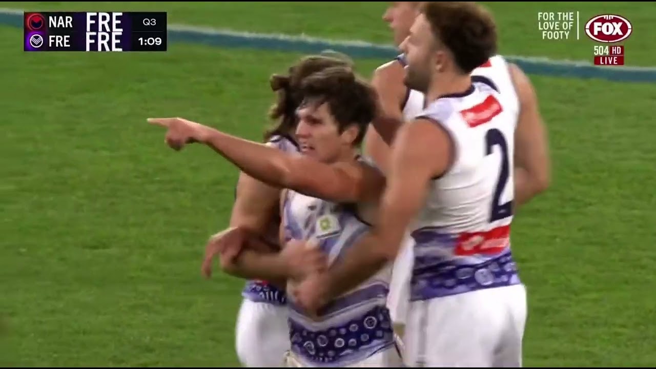 Michael Fredrick tap to Lachie Schultz💜