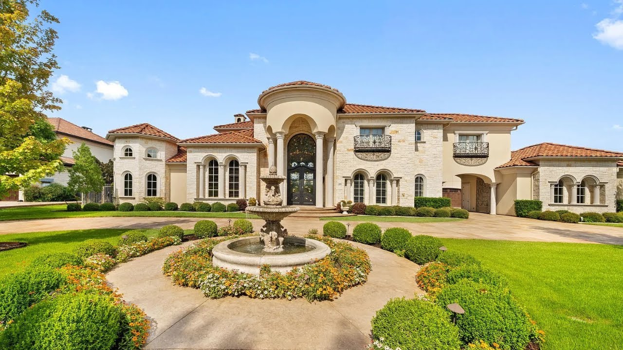 INSIDE THE TEXAS MANSION WITH ITS OWN GOLF COURSE!