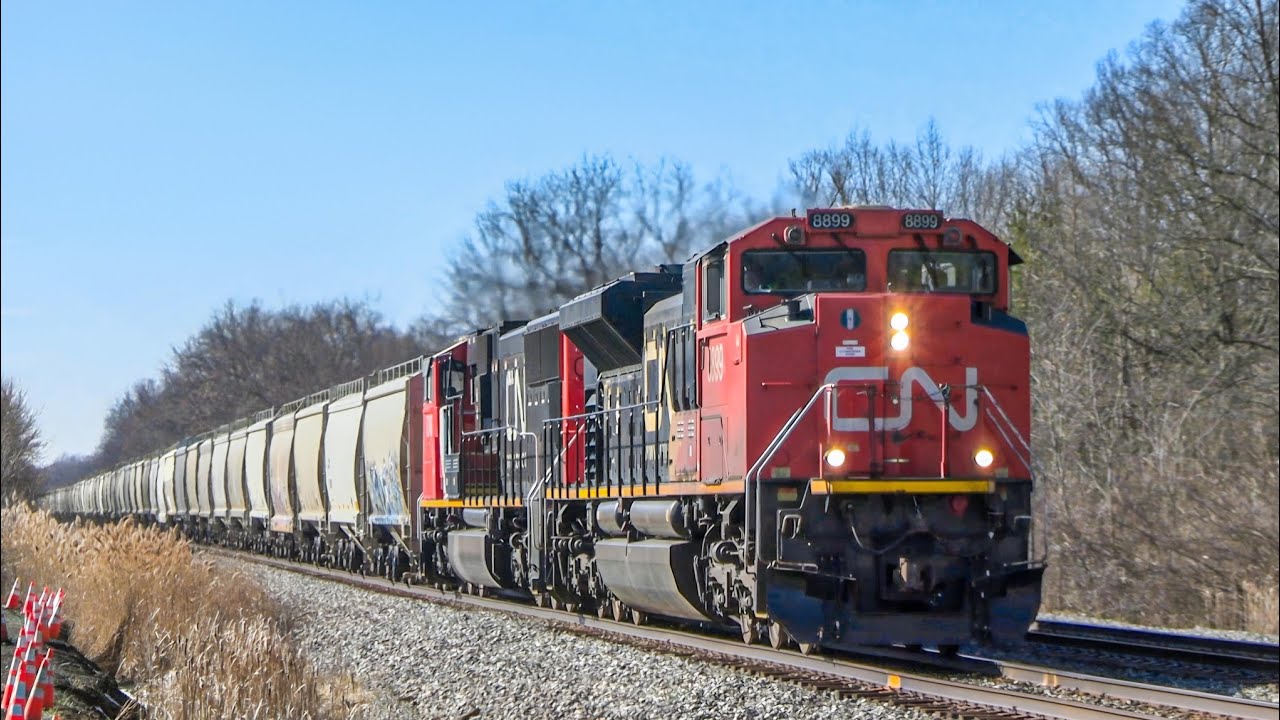 CN SD70M-2 8899 leads CSX B453 in Ravenna with P5 horn - YouTube