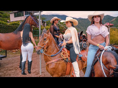 Beautiful Cowgirls at the Horse Parade in COLOMBIA 😍