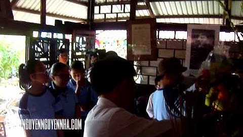 Học trò trường THCS Ngô Chí Quốc viếng cụ Á Nam Trần Tuấn Khải