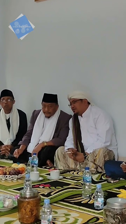 Guru sekaligus sahabat Alm KH.Zezen Waktal yaitu Mama KH.Rahmat (kiri) dan KH.Aang (kanan)