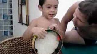 Cauã Tocando Pandeiro