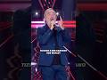Nek e Tiziano in “No woman no cry" di Bob Marley e fanno cantare lo studio di #TheVoiceSenior ✌️