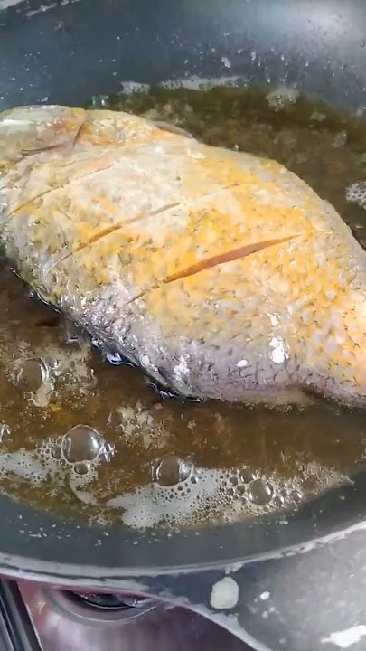 Goreng ikan gurame kasih tepung maizena biar garing ikannya#masak siang