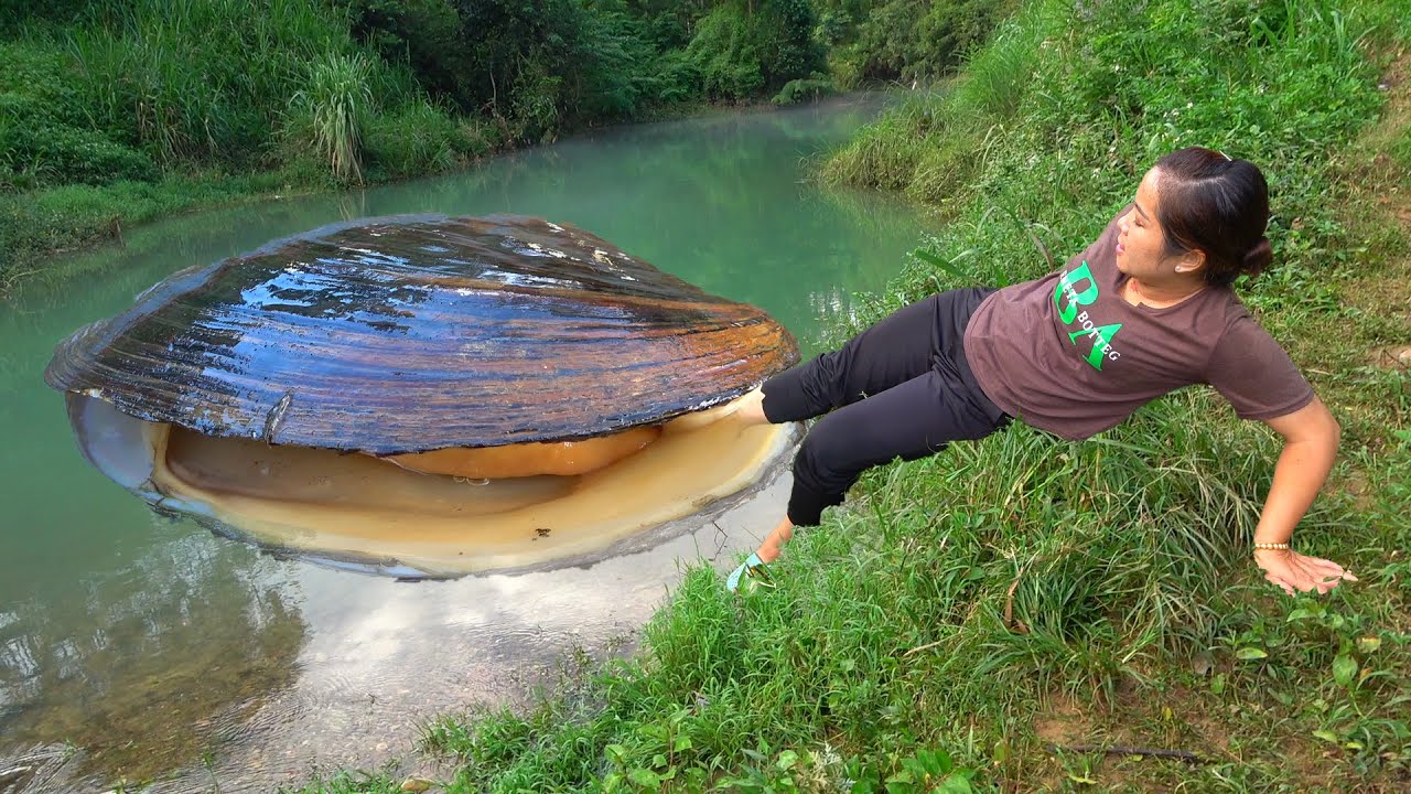 This beautiful woman bravely walked into the clam nest. Will this be eaten alive by pearl clams