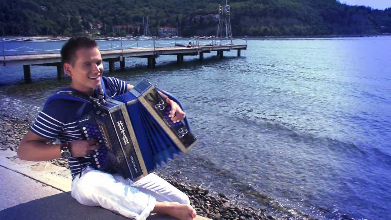 ATOMIK HARMONIK - Hej šef, rabm dopust (Official video)