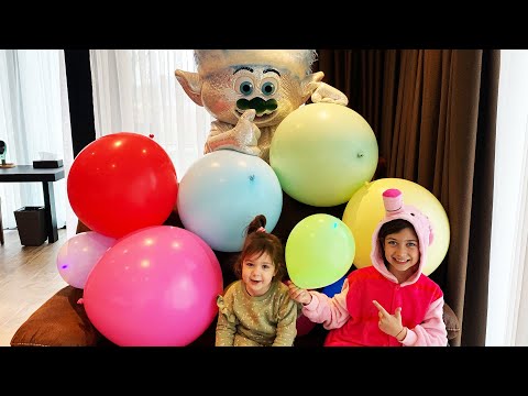 დანიელა და ემილია თამაშობენ დიდი ფერადი ბუშტებით