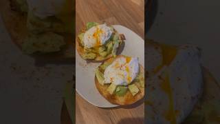 The perfect poached egg / breakfast bagels with avocado lemon juice salt and chilli pepper