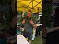 Facet wierci dziury w białej tablicy Zobacz dlaczego!