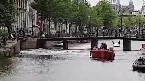 High speed bridge chase in Amsterdam by Laura Schmidt