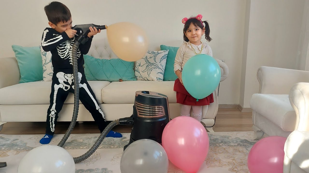 Süpürge Videoları - Aybüke ile Hüseyin Eren süpürge ile balon şisirdi - Balon Videoları - funny kids