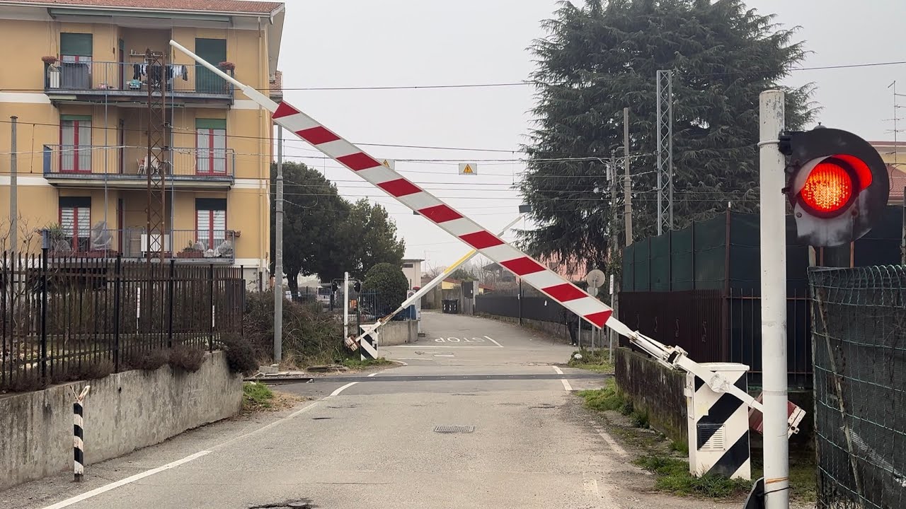 MA QUESTO TRENO?? COSA CI FA QUI!! presenza INSOLITA al PL di OLEGGIO (NO) sulla linea per ARONA!!