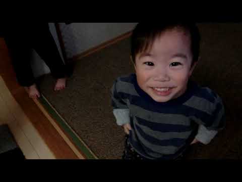 【4人きょうだい】後方倒立回転の練習中の兄の真似をする次男(3歳)