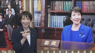 高市総理、総裁席の写真にサイン 今年一年の報道写真展視察(2025年12月