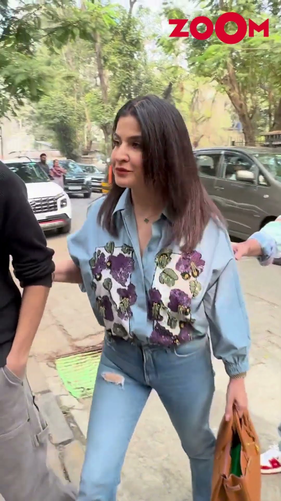 Maheep Kapoor POSES with her husband Sanjay Kapoor and son Jahaan Kapoor #maheepkapoor #shorts