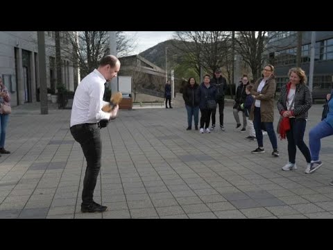 شاهد المشي الساذج مجريون يحتفلون بكذبة الأول من نيسان على طريقتهم