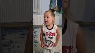 Dil Çıkartıp, Kulaklarıyla Nanik Yapan Tatlı Kuzey