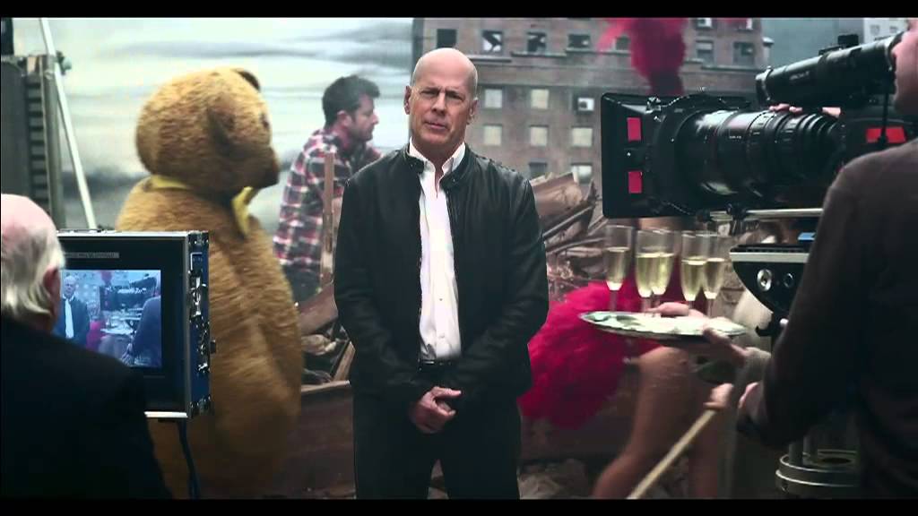 Брюс Уиллис выдает кредиты в банке траст