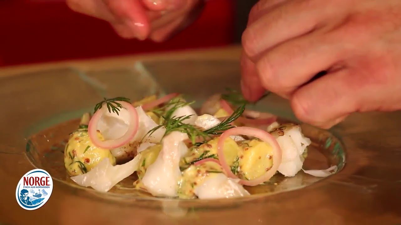 Rustikal und lecker: Norwegischer Kabeljau auf Kartoffelsalat - YouTube